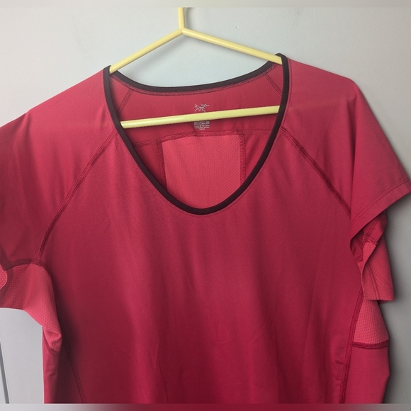 ARC'TERYX Women Pink Tee Shirt Size XL Outdoor Shirt Different Tones Of Pink - Picture 3 of 9